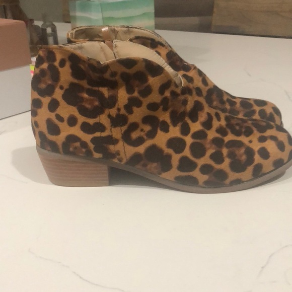 NEW NEVER WORN SOOO CUTE!! Leopard Ankle Booties - Picture 1 of 4